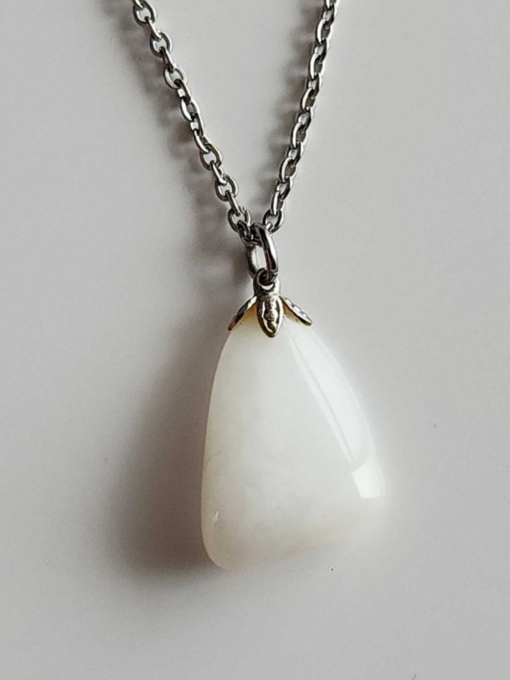 White natural stone necklace with a small silver chain - Picture 9 of 12